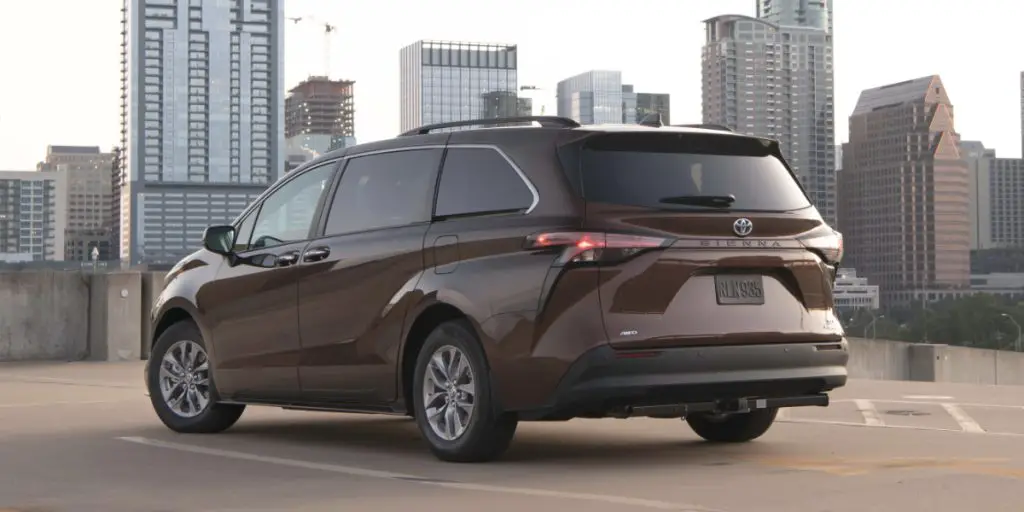 Toyota Sienna rear 3/4 view